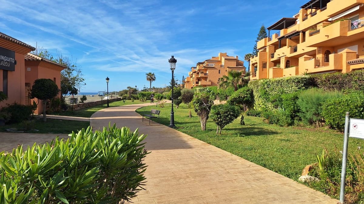 2 bedroom Apartment for sale in La Duquesa / Puerto de la Duquesa with pool - € 484,000 (Ref: 9972743)