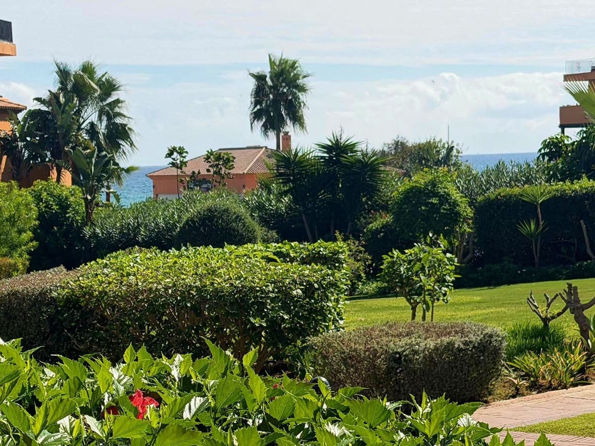 2 bedroom Apartment for sale in La Duquesa / Puerto de la Duquesa with pool - € 484,000 (Ref: 9972743)