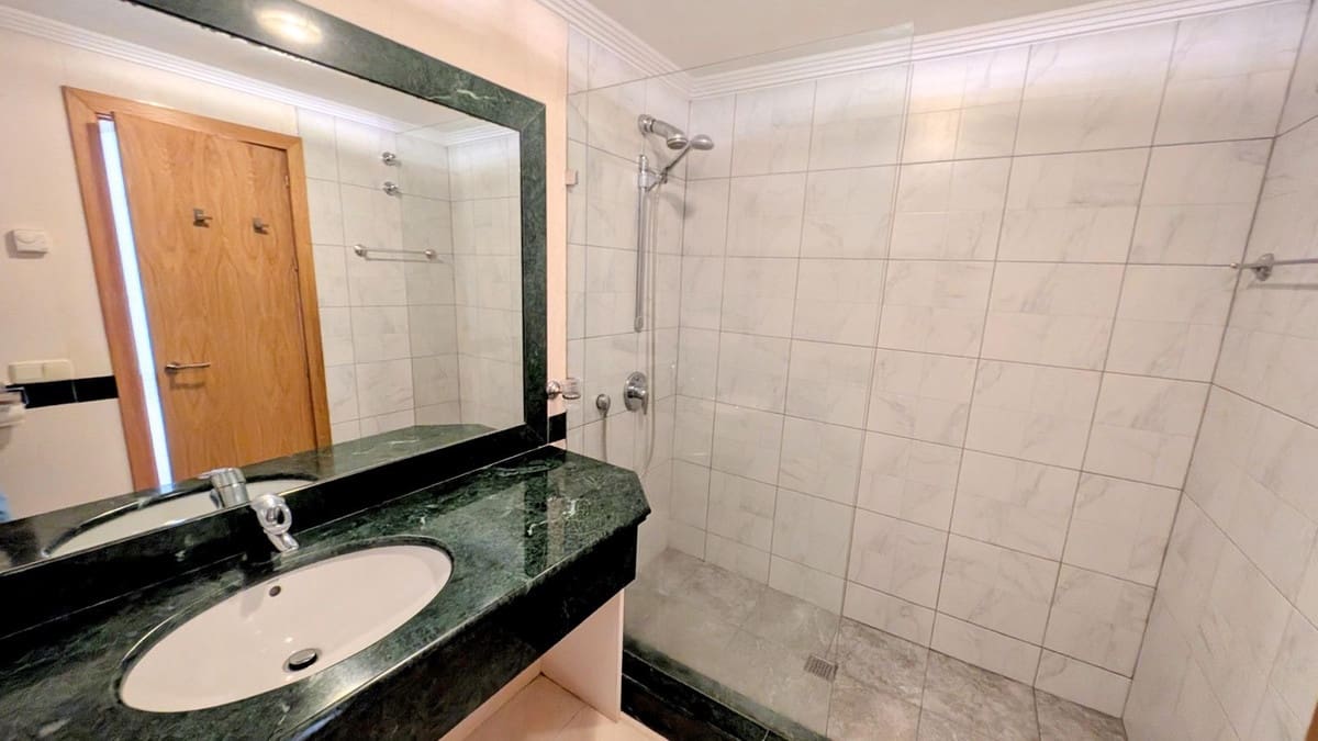 2 sovrum Lägenhet till salu i Benahavis med pool garage - 455 000 € (Ref: 9972747)
