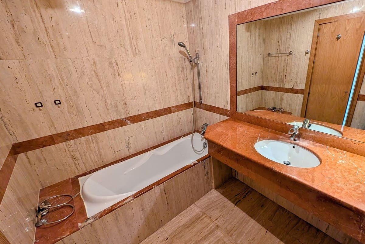 2 sovrum Lägenhet till salu i Benahavis med pool garage - 455 000 € (Ref: 9972747)