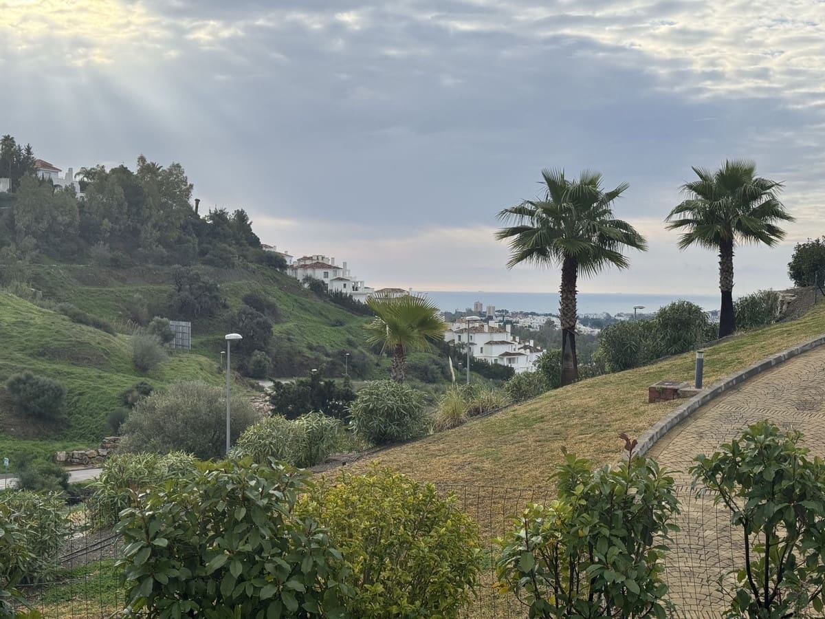 2 soverom Leilighet til salgs i Aloha Golf med svømmebasseng - € 560 000 (Ref: 9974019)