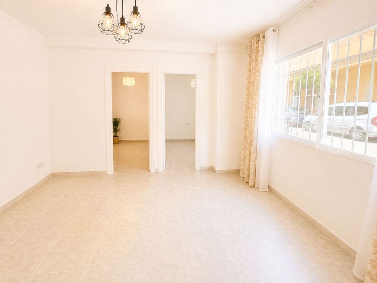 3 bedroom Apartment for sale in Fuengirola - € 200,000 (Ref: 9974022)