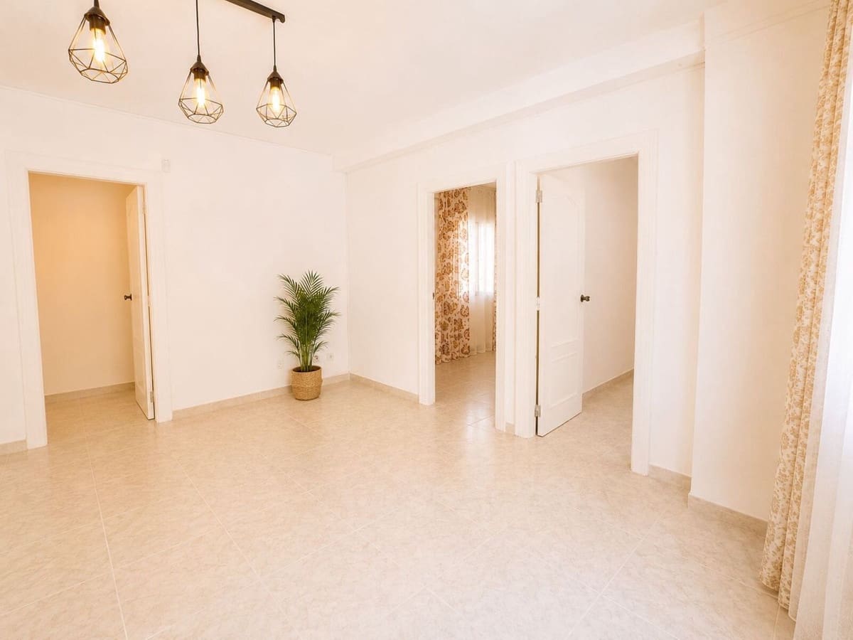 3 bedroom Apartment for sale in Fuengirola - € 200,000 (Ref: 9974022)
