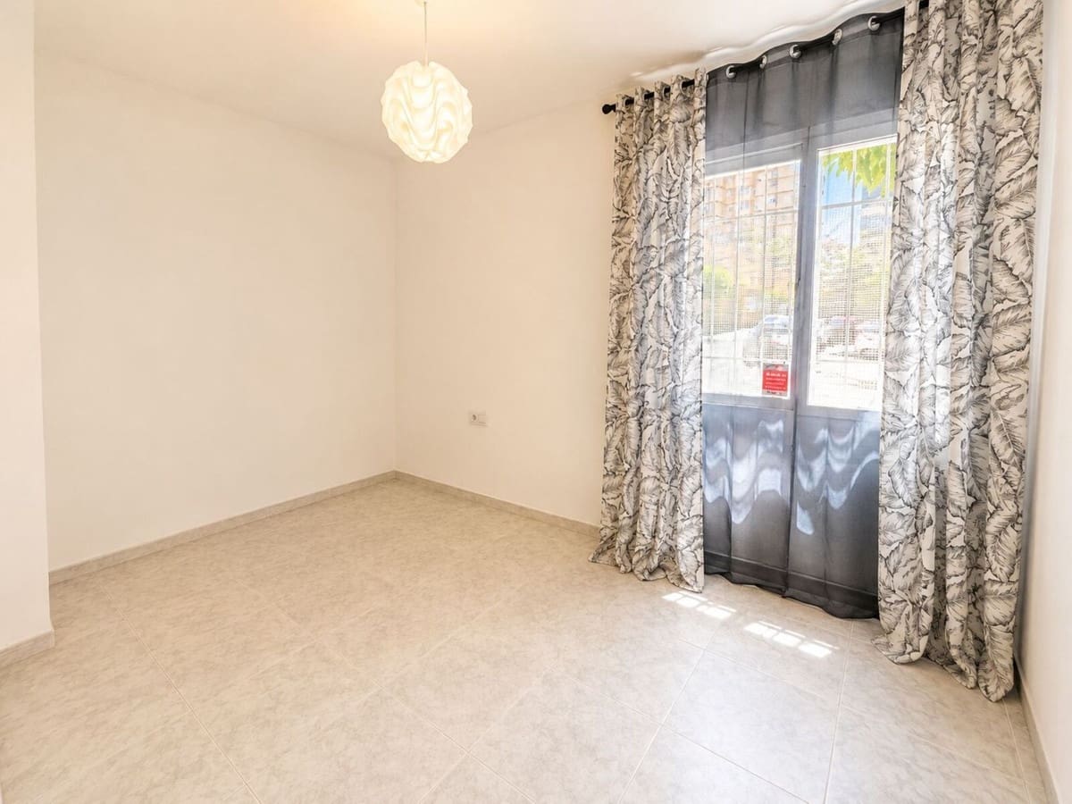 3 bedroom Apartment for sale in Fuengirola - € 200,000 (Ref: 9974022)