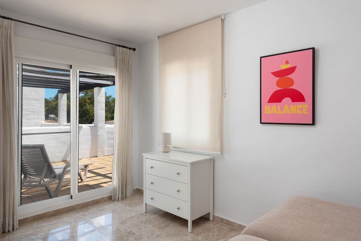 2 soverom Leilighet til salgs i Nueva Andalucia med svømmebasseng - € 519 000 (Ref: 9974037)
