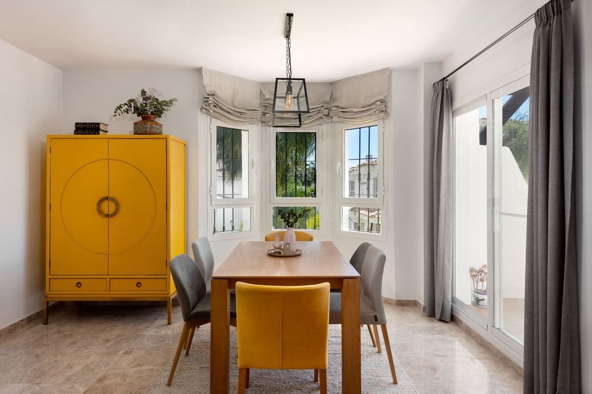 2 soverom Leilighet til salgs i Nueva Andalucia med svømmebasseng - € 519 000 (Ref: 9974037)