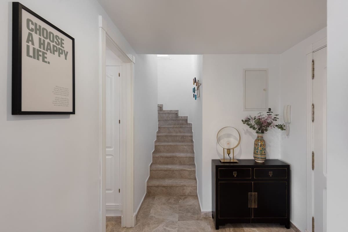 2 soverom Leilighet til salgs i Nueva Andalucia med svømmebasseng - € 519 000 (Ref: 9974037)