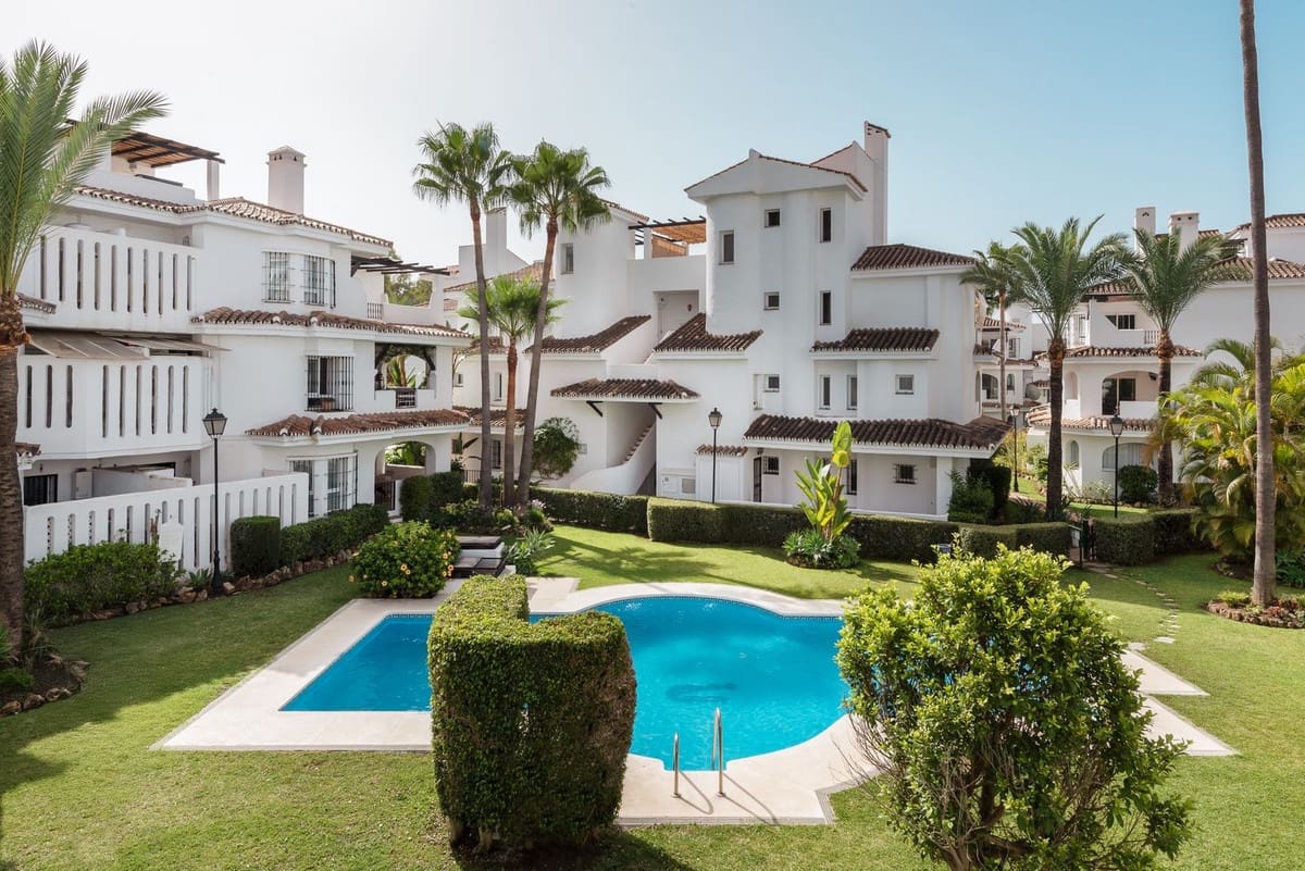 2 soverom Leilighet til salgs i Nueva Andalucia med svømmebasseng - € 519 000 (Ref: 9974037)