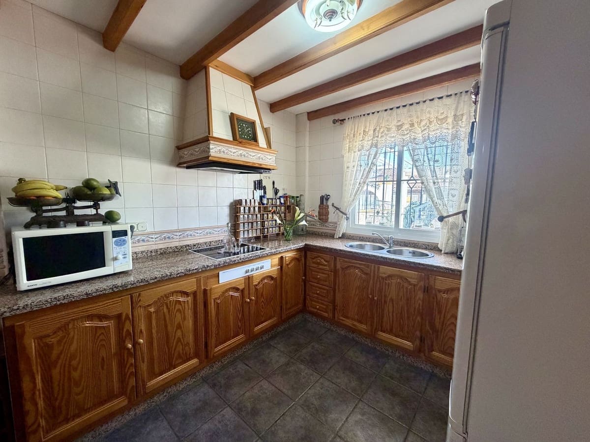 3 bedroom Townhouse for sale in Estepona with garage - € 550,000 (Ref: 9974041)