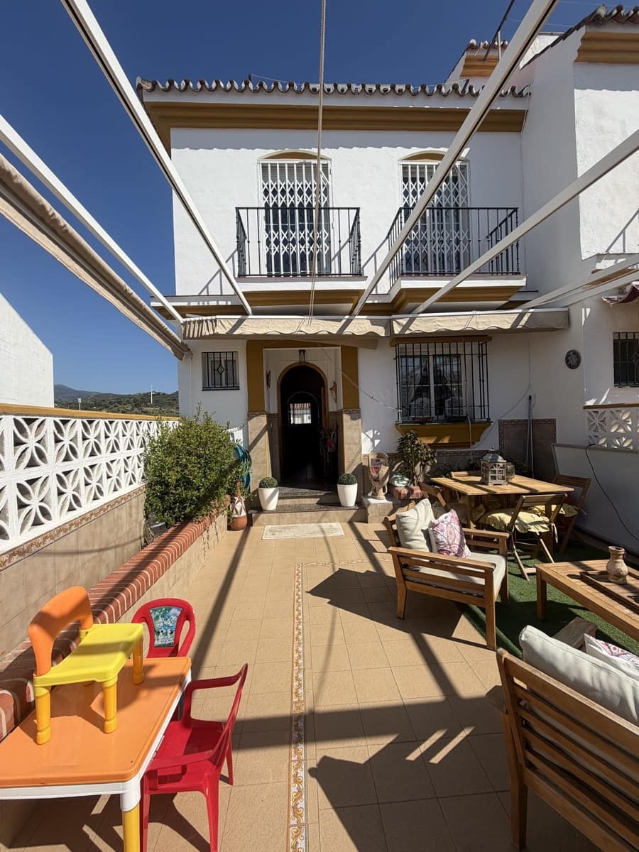 3 bedroom Townhouse for sale in Estepona with garage - € 550,000 (Ref: 9974041)