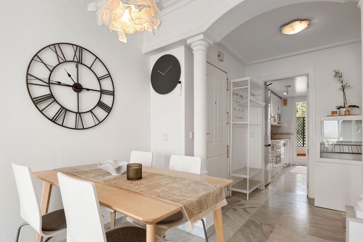 2 soverom Leilighet til salgs i Nueva Andalucia med svømmebasseng garasje - € 549 000 (Ref: 9974053)