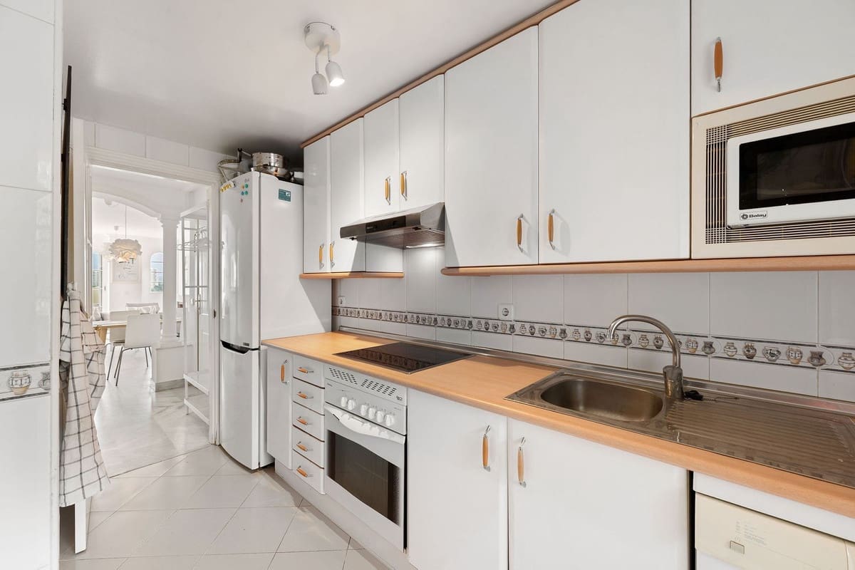 2 soverom Leilighet til salgs i Nueva Andalucia med svømmebasseng garasje - € 549 000 (Ref: 9974053)