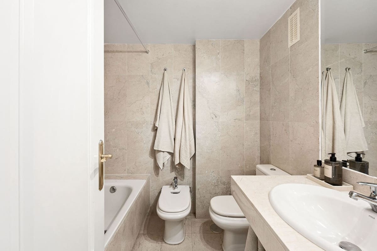 2 soverom Leilighet til salgs i Nueva Andalucia med svømmebasseng garasje - € 549 000 (Ref: 9974053)