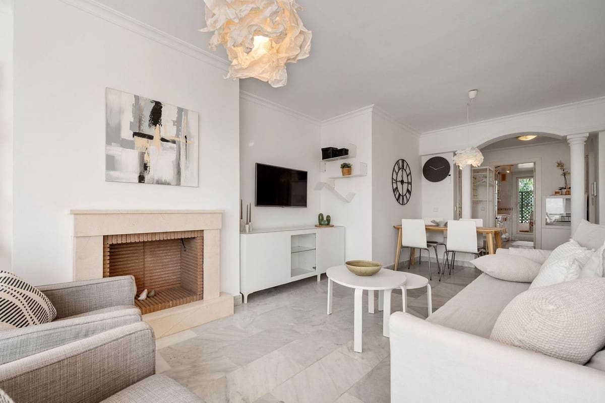2 soverom Leilighet til salgs i Nueva Andalucia med svømmebasseng garasje - € 549 000 (Ref: 9974053)