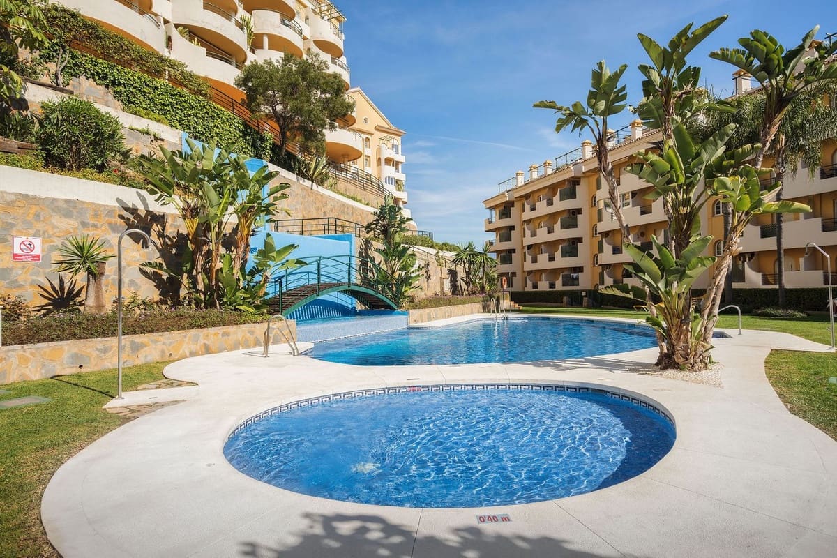 2 soverom Leilighet til salgs i Nueva Andalucia med svømmebasseng garasje - € 549 000 (Ref: 9974053)