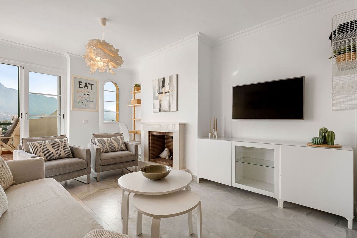 2 soverom Leilighet til salgs i Nueva Andalucia med svømmebasseng garasje - € 549 000 (Ref: 9974053)