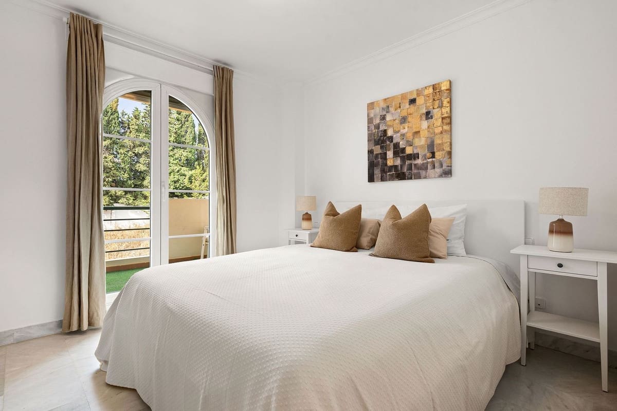 2 soverom Leilighet til salgs i Nueva Andalucia med svømmebasseng garasje - € 549 000 (Ref: 9974053)
