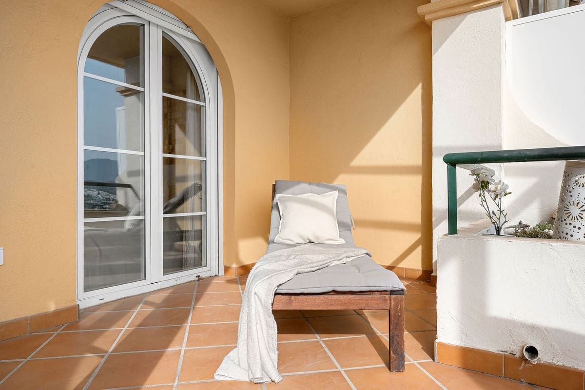 2 soverom Leilighet til salgs i Nueva Andalucia med svømmebasseng garasje - € 549 000 (Ref: 9974053)