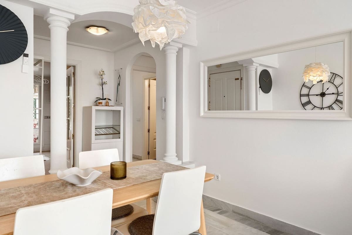 2 soverom Leilighet til salgs i Nueva Andalucia med svømmebasseng garasje - € 549 000 (Ref: 9974053)