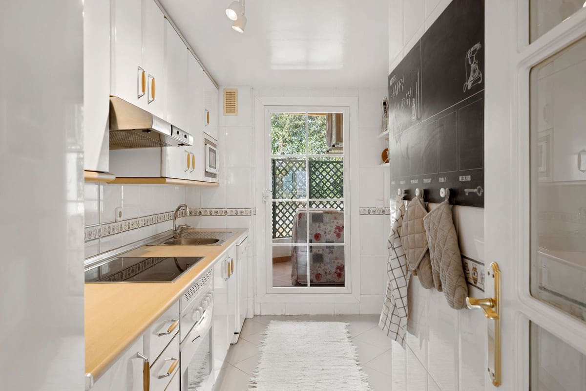 2 soverom Leilighet til salgs i Nueva Andalucia med svømmebasseng garasje - € 549 000 (Ref: 9974053)