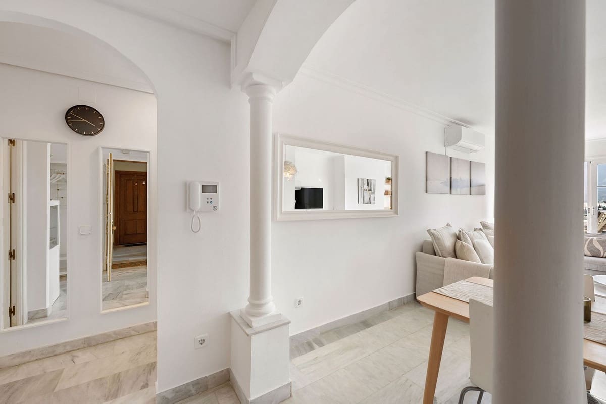 2 soverom Leilighet til salgs i Nueva Andalucia med svømmebasseng garasje - € 549 000 (Ref: 9974053)