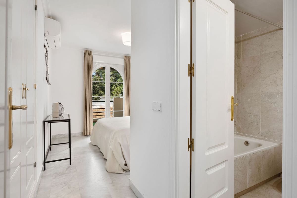 2 soverom Leilighet til salgs i Nueva Andalucia med svømmebasseng garasje - € 549 000 (Ref: 9974053)
