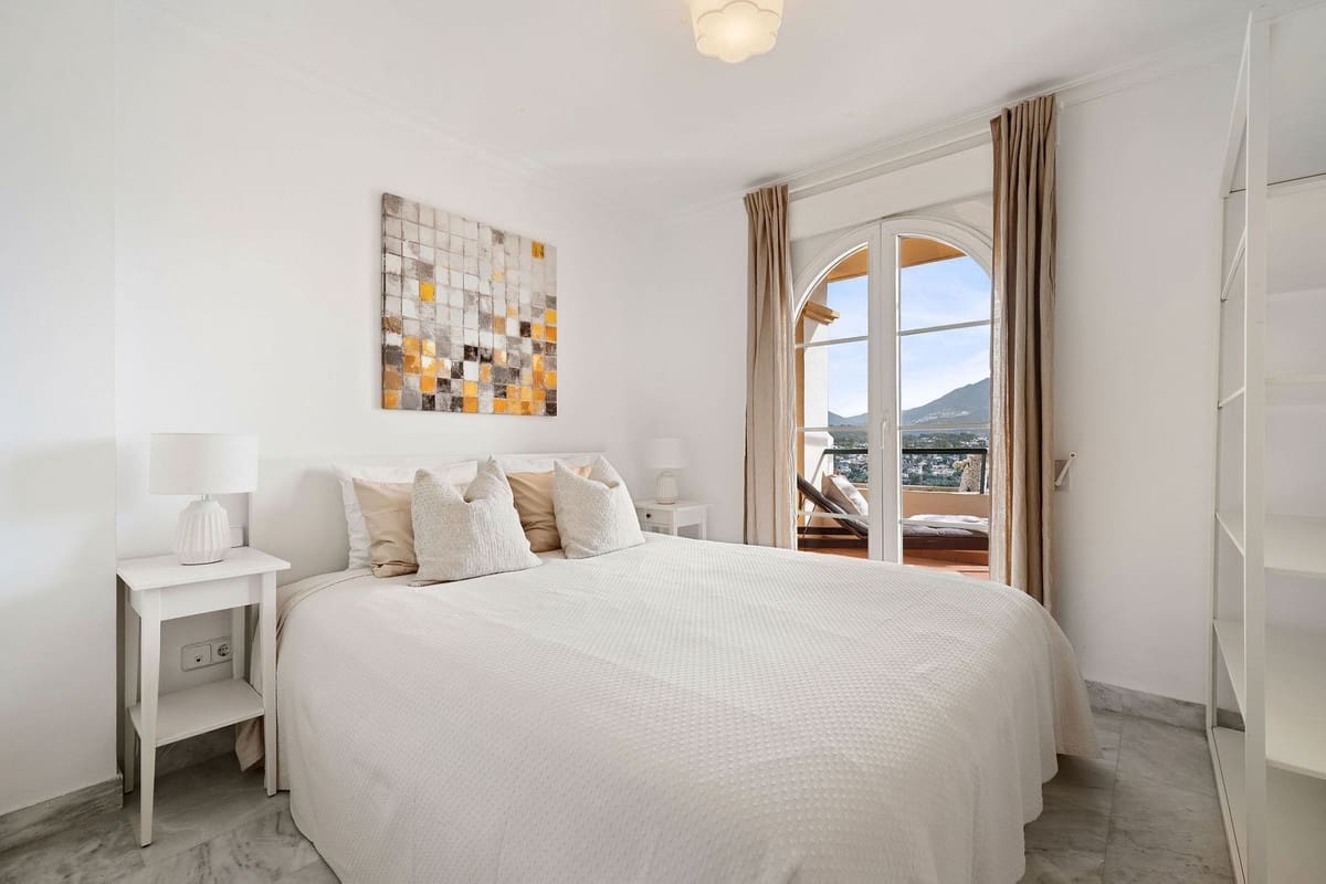 2 soverom Leilighet til salgs i Nueva Andalucia med svømmebasseng garasje - € 549 000 (Ref: 9974053)