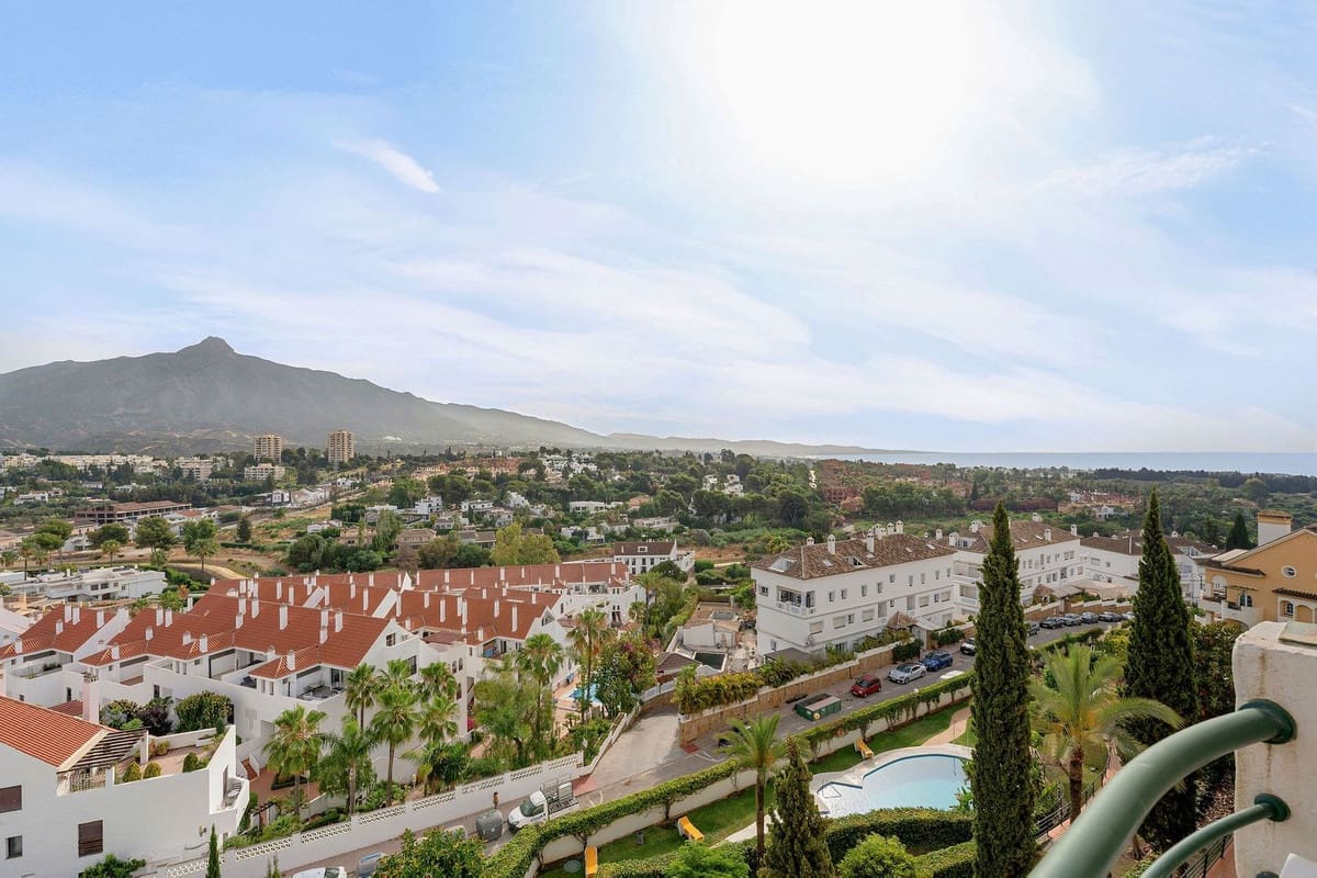 2 soverom Leilighet til salgs i Nueva Andalucia med svømmebasseng garasje - € 549 000 (Ref: 9974053)