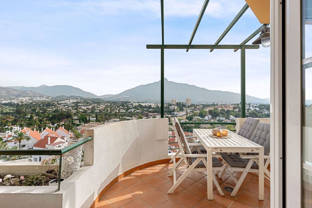 2 soverom Leilighet til salgs i Nueva Andalucia med svømmebasseng garasje - € 549 000 (Ref: 9974053)