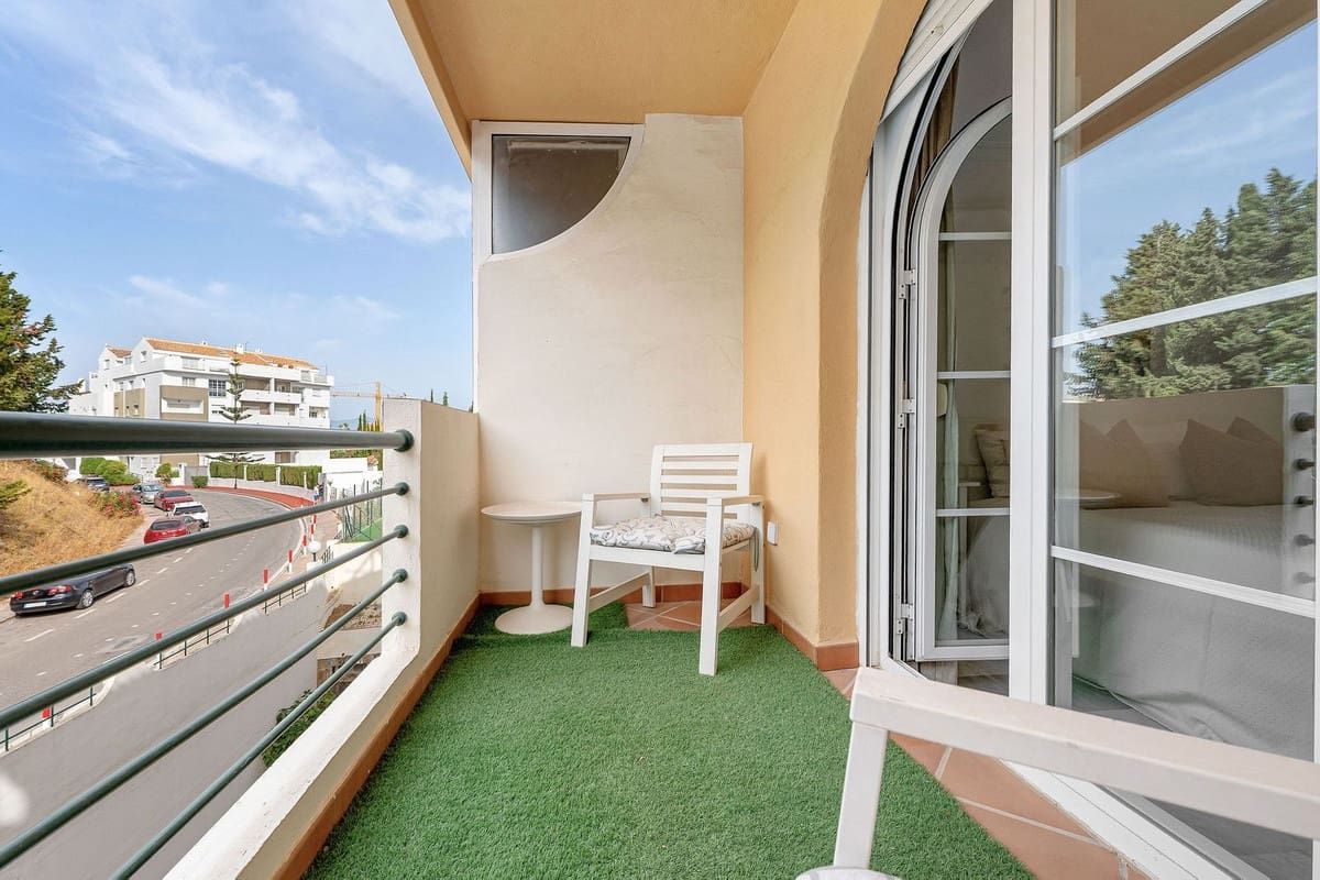 2 soverom Leilighet til salgs i Nueva Andalucia med svømmebasseng garasje - € 549 000 (Ref: 9974053)