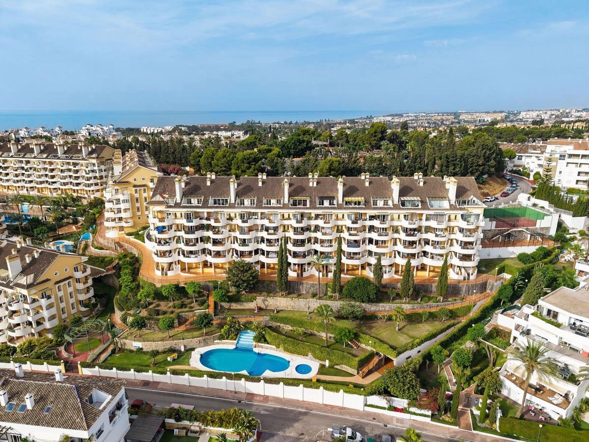 2 soverom Leilighet til salgs i Nueva Andalucia med svømmebasseng garasje - € 549 000 (Ref: 9974053)