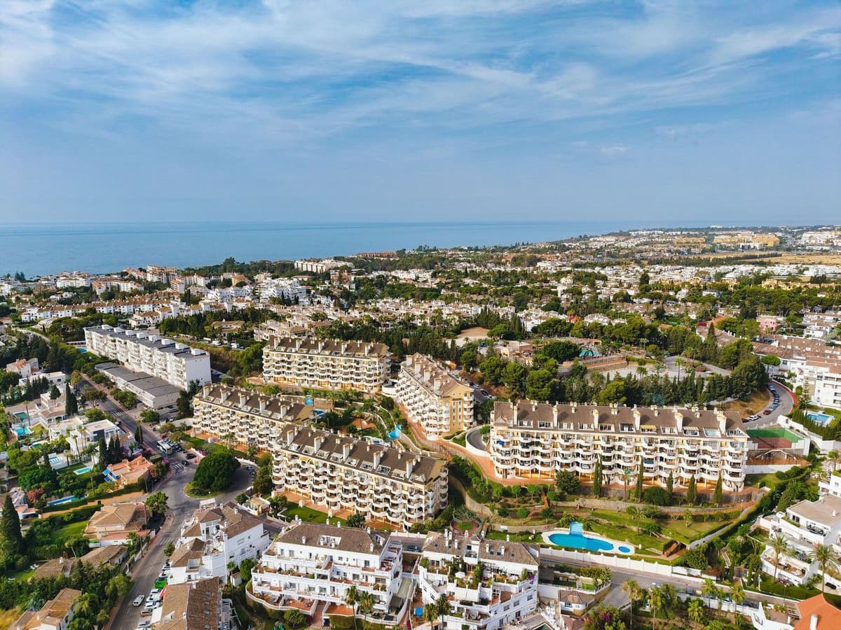 2 soverom Leilighet til salgs i Nueva Andalucia med svømmebasseng garasje - € 549 000 (Ref: 9974053)