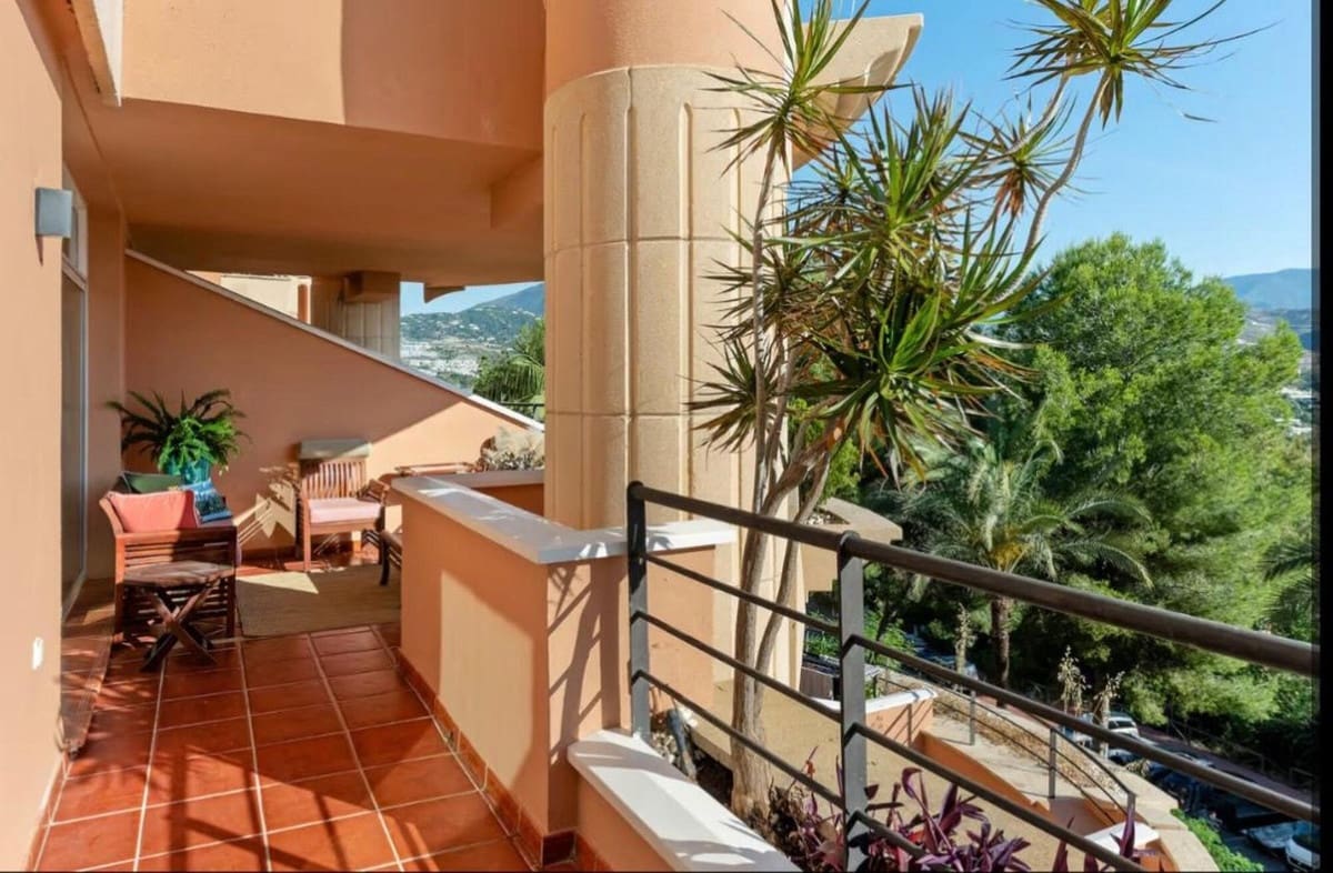 2 soverom Leilighet til salgs i Nueva Andalucia med svømmebasseng garasje - € 570 000 (Ref: 9974057)