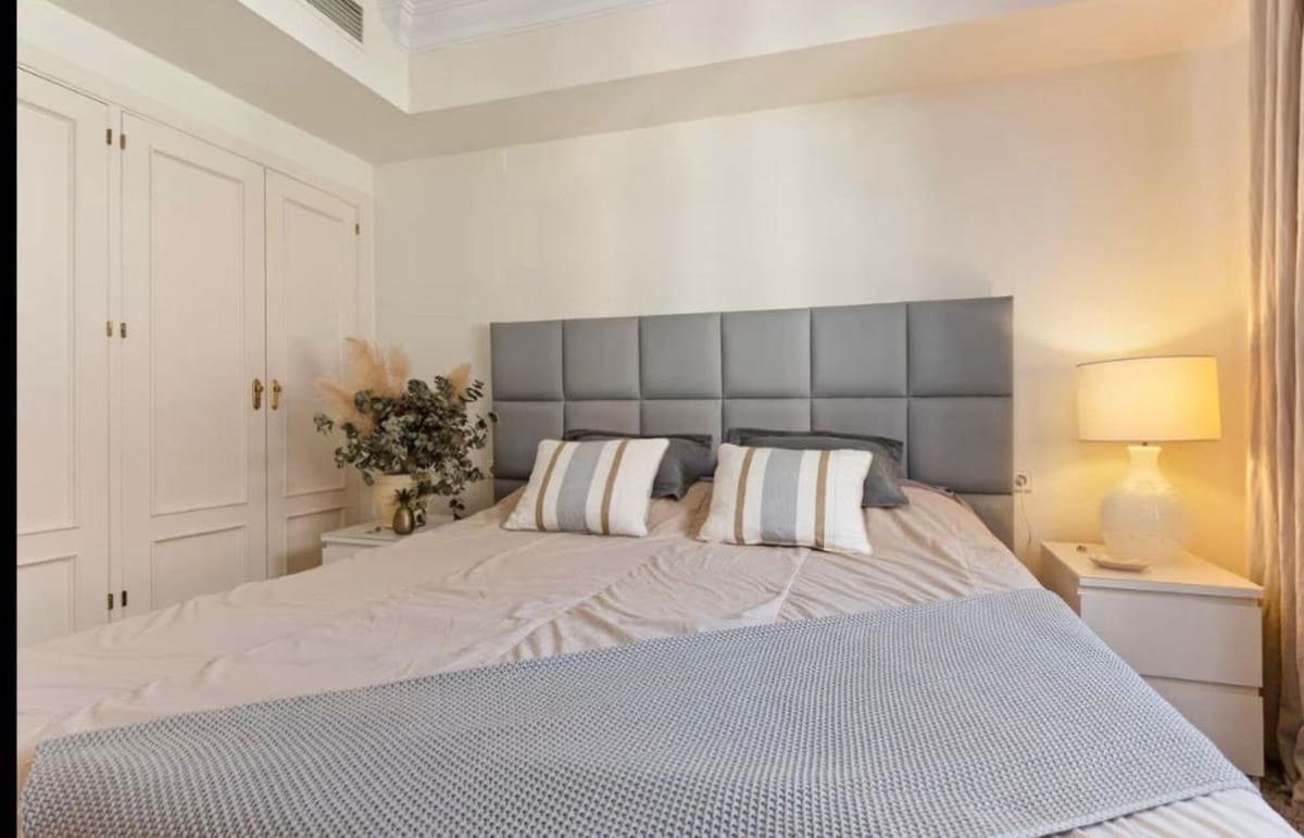 2 soverom Leilighet til salgs i Nueva Andalucia med svømmebasseng garasje - € 570 000 (Ref: 9974057)