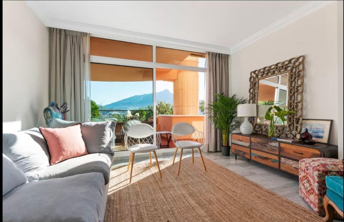 2 soverom Leilighet til salgs i Nueva Andalucia med svømmebasseng garasje - € 570 000 (Ref: 9974057)