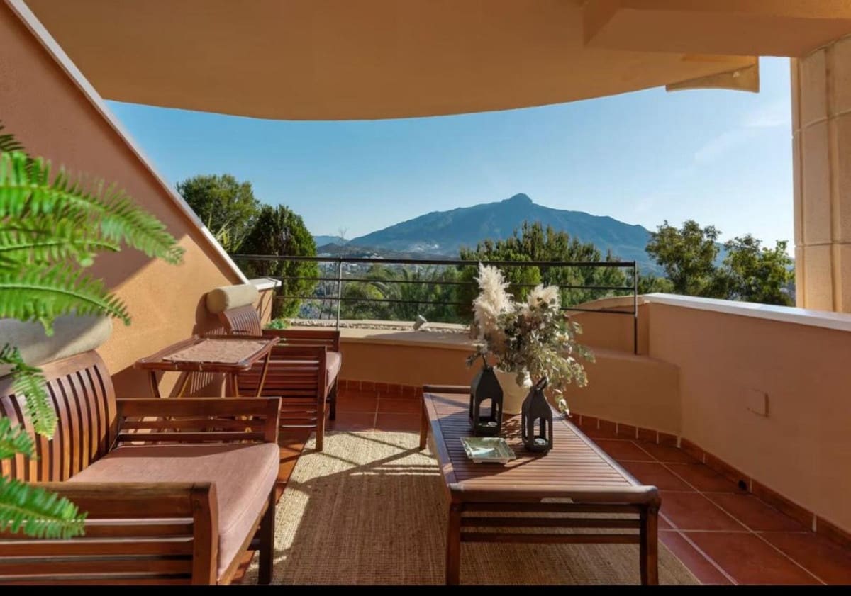 2 soverom Leilighet til salgs i Nueva Andalucia med svømmebasseng garasje - € 570 000 (Ref: 9974057)