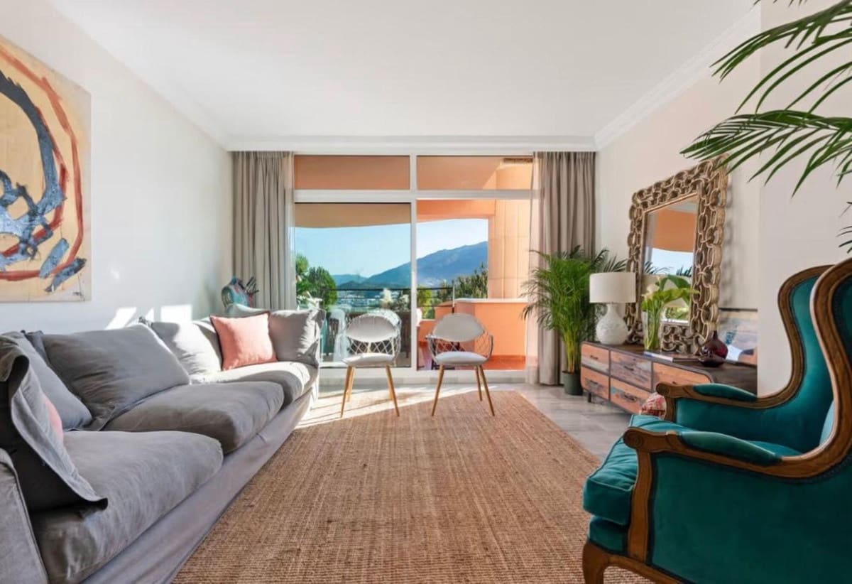 2 soverom Leilighet til salgs i Nueva Andalucia med svømmebasseng garasje - € 570 000 (Ref: 9974057)