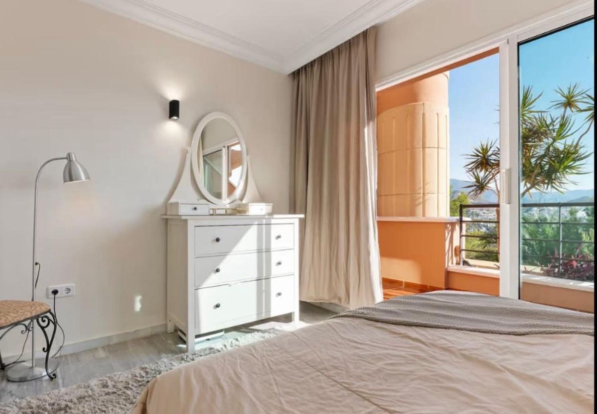 2 soverom Leilighet til salgs i Nueva Andalucia med svømmebasseng garasje - € 570 000 (Ref: 9974057)