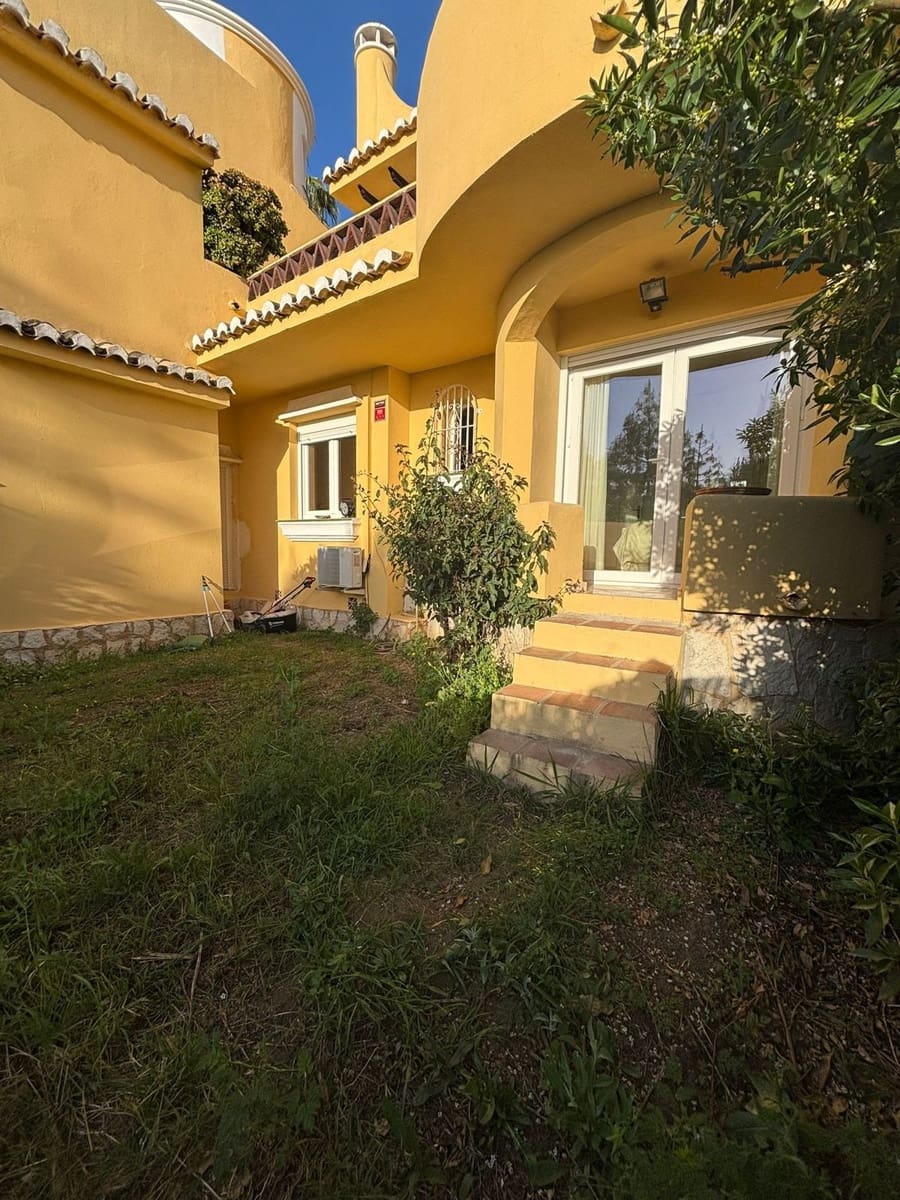 3 bedroom Townhouse for sale in Calahonda with pool - € 568,000 (Ref: 9974062)