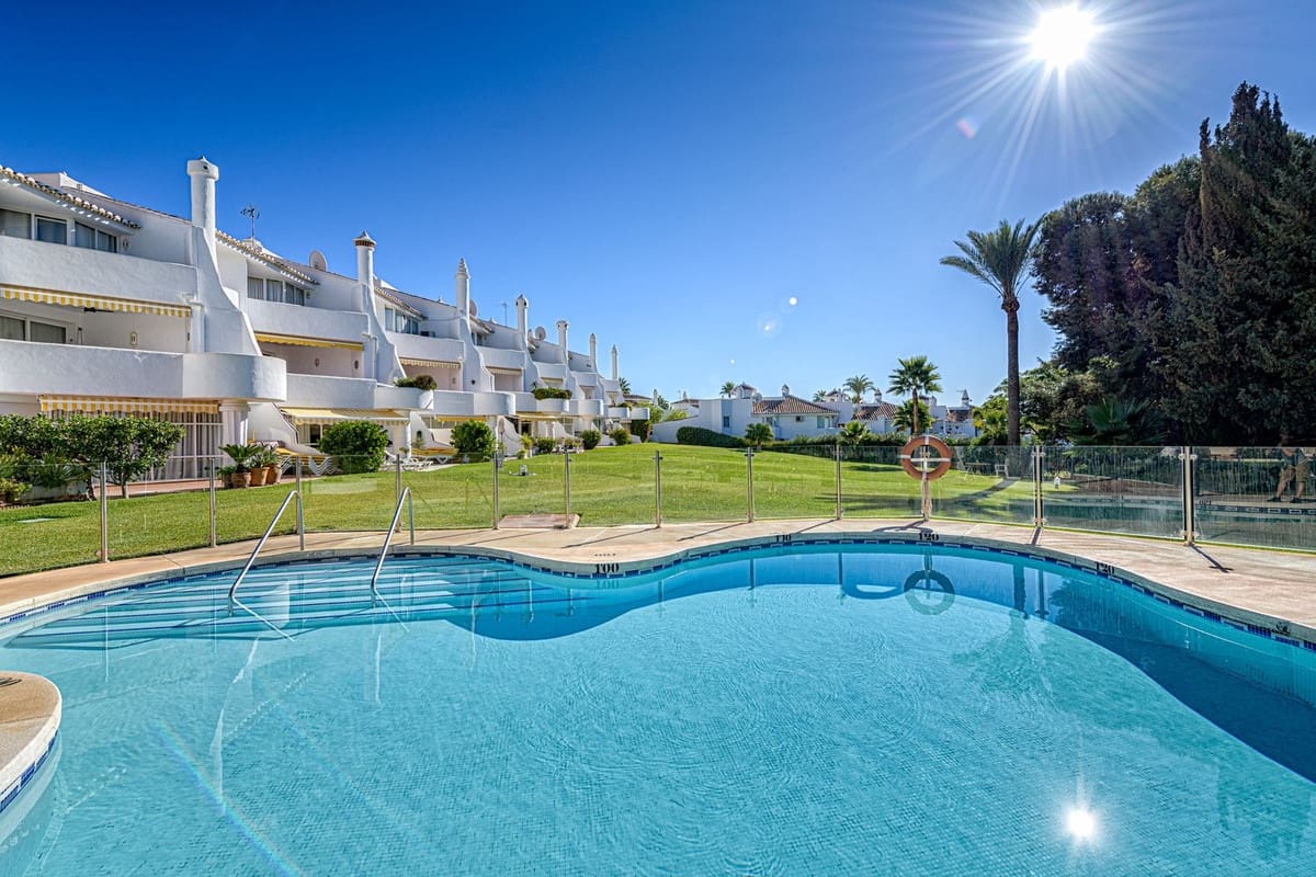 2 soveværelse Lejlighed til salg i Calahonda med swimmingpool - € 379.000 (Ref: 9974067)