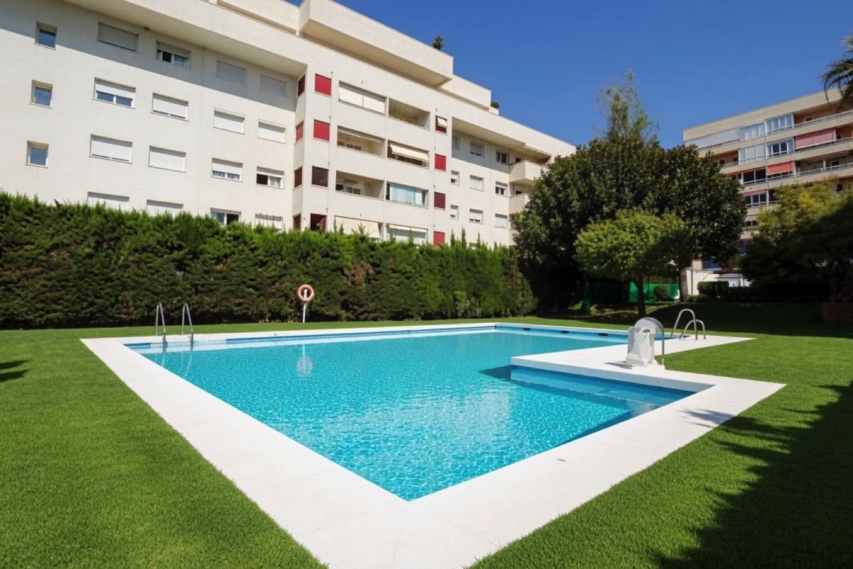 Apartamento de 4 habitaciones en Marbella en venta con piscina - 557.000 € (Ref: 9974077)