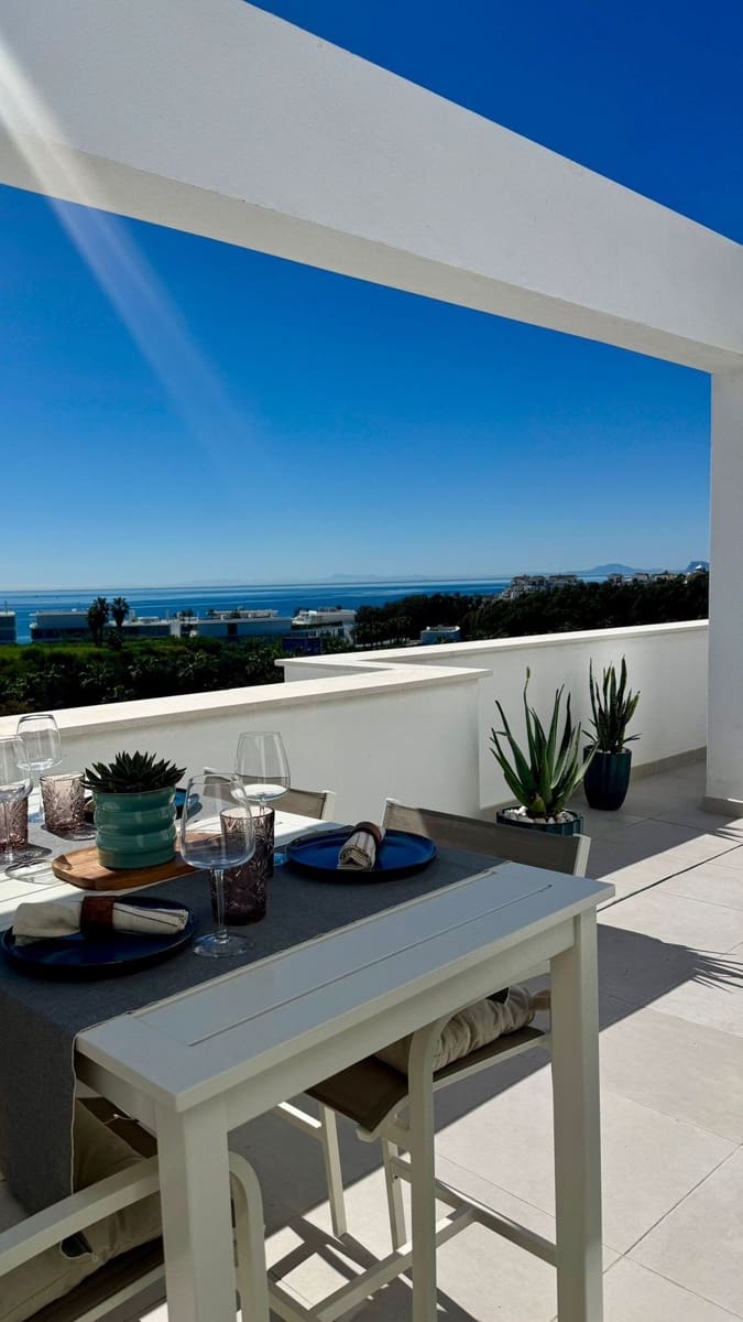 Apartamento de 2 habitaciones en Estepona en venta con piscina - 525.000 € (Ref: 9974082)