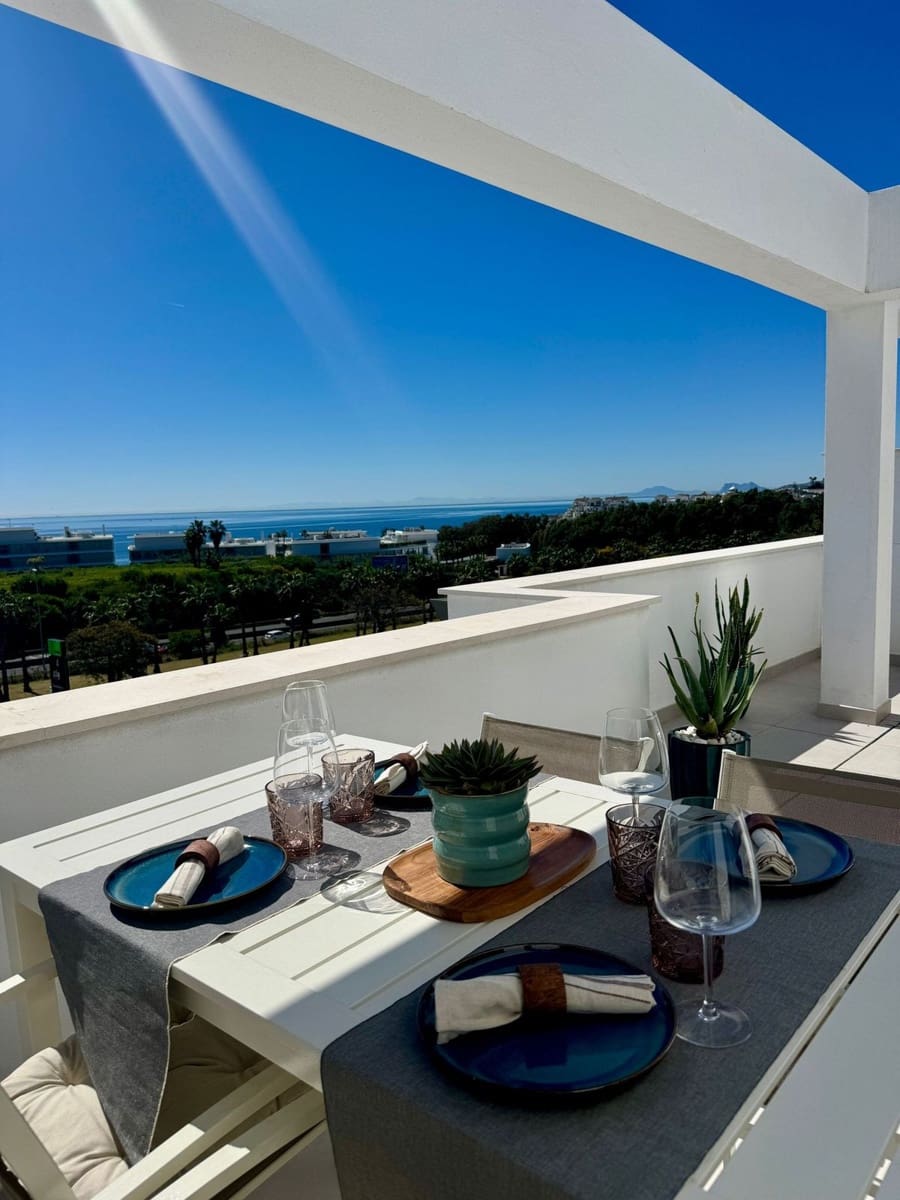 Apartamento de 2 habitaciones en Estepona en venta con piscina - 525.000 € (Ref: 9974082)