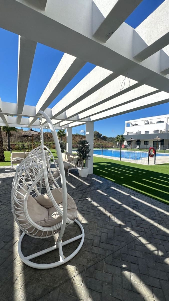 Apartamento de 2 habitaciones en Estepona en venta con piscina - 525.000 € (Ref: 9974082)