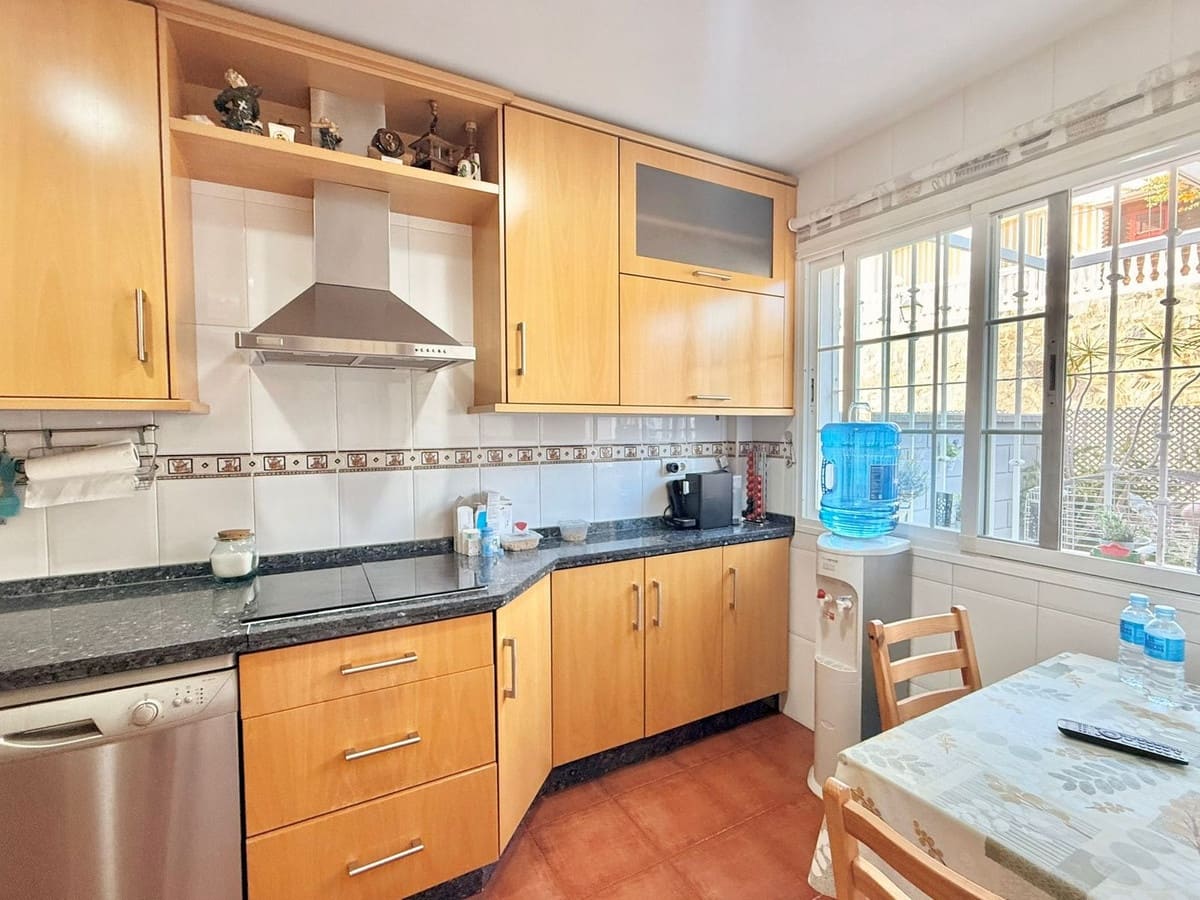 3 slaapkamer Halfvrijstaande villa te koop in Fuengirola met zwembad garage - € 499.000 (Ref: 9974085)