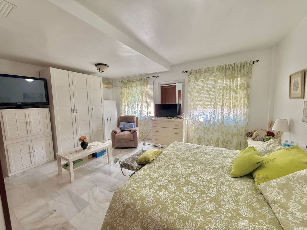 3 slaapkamer Halfvrijstaande villa te koop in Fuengirola met zwembad garage - € 499.000 (Ref: 9974085)
