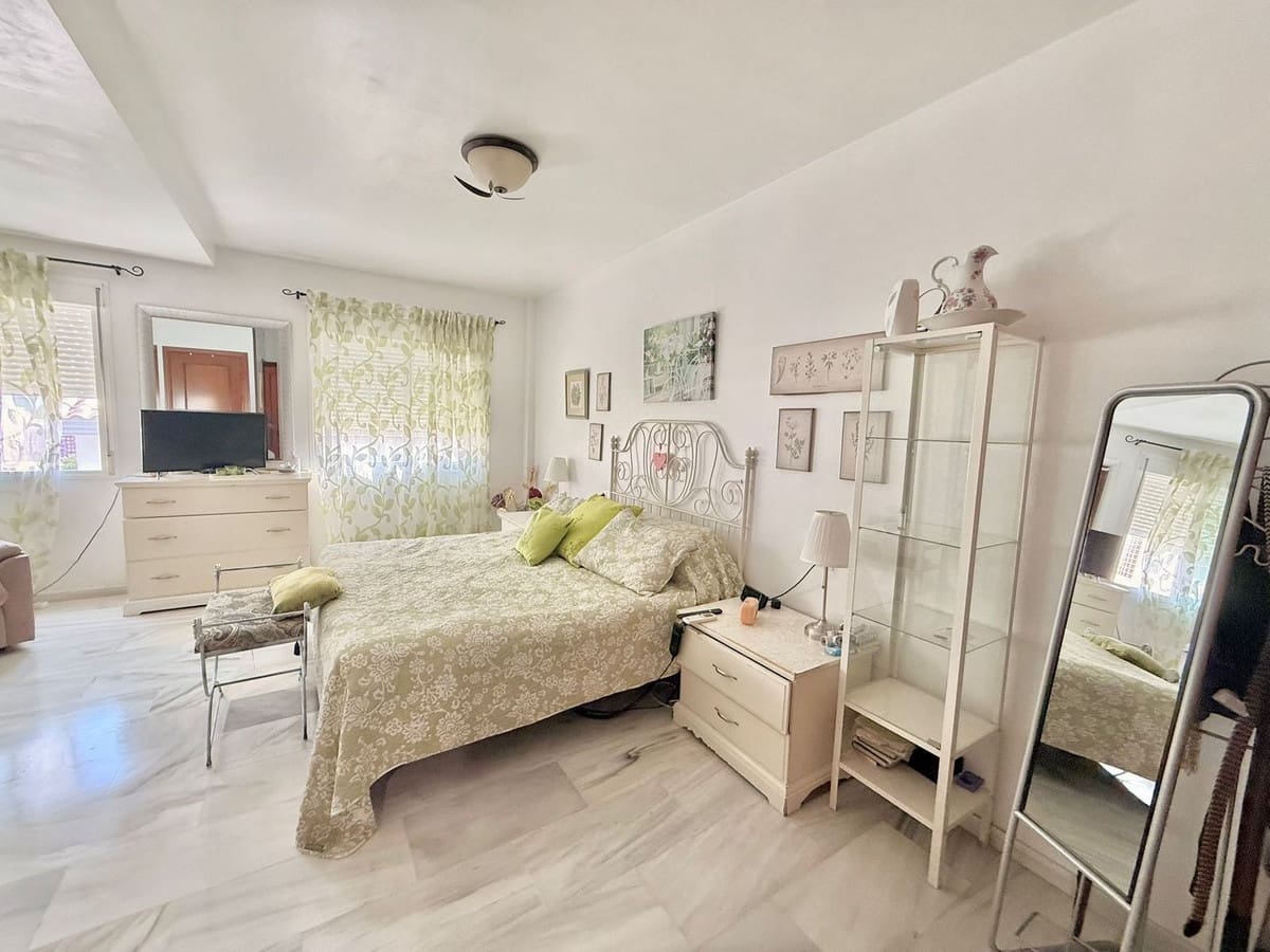 3 slaapkamer Halfvrijstaande villa te koop in Fuengirola met zwembad garage - € 499.000 (Ref: 9974085)
