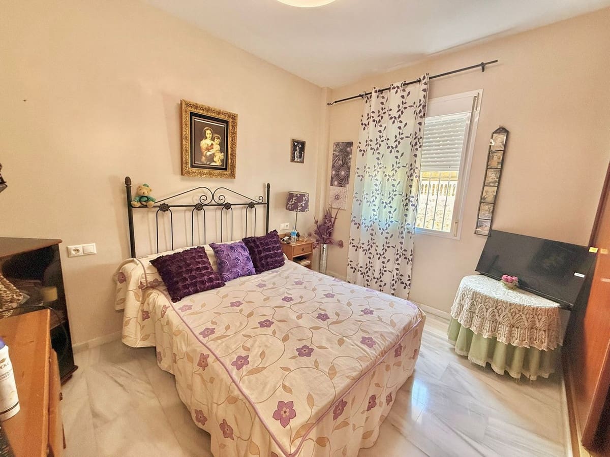 3 slaapkamer Halfvrijstaande villa te koop in Fuengirola met zwembad garage - € 499.000 (Ref: 9974085)
