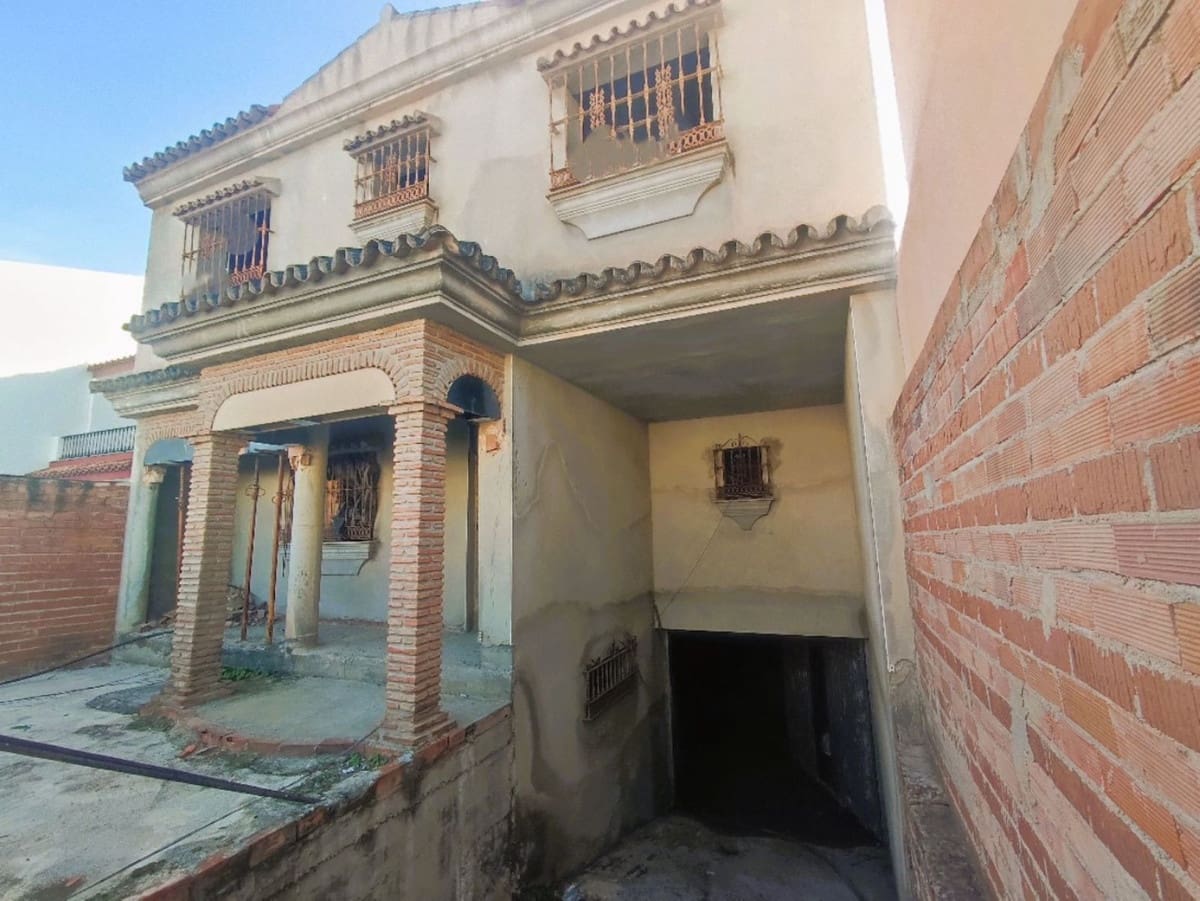5 bedroom Townhouse for sale in Fuengirola with garage - € 531,000 (Ref: 9974090)