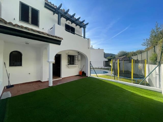3 soverom Kjedet enebolig til salgs i Manilva med svømmebasseng garasje - € 594 000 (Ref: 9974091)